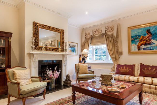 Обои картинки фото интерьер, гостиная, картины, камин