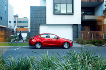 обоя автомобили, mazda, mazda2, красный, 2015г, au-spec, sedan