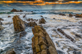 Картинка природа побережье прибой скалы тучи океан