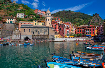 Картинка корабли порты+ +причалы италия лодки вернацца башня горы дома Чинкве-терре лигурийское побережье море бухта