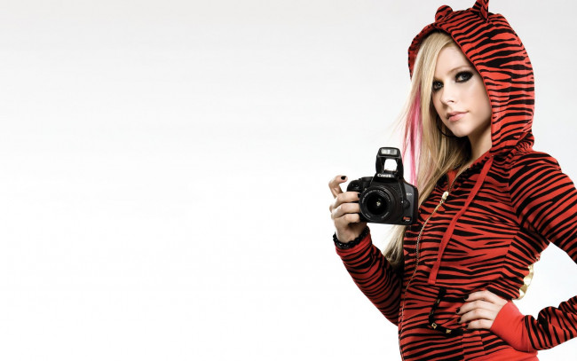 Обои картинки фото музыка, avril lavigne, фотоаппарат, кофта, певица, эмо, аврил, лавинь, камера, капюшон