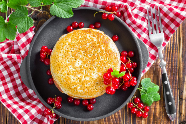 Обои картинки фото еда, блины,  оладьи, currants, pancakes, food, смородина, блинчики