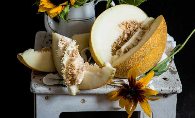 Обои картинки фото еда, дыня, цветы, семечки, салфетка, долька