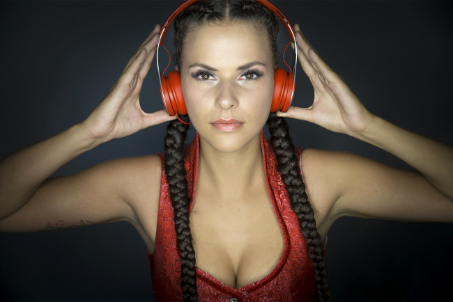 Обои картинки фото девушки, -unsort , брюнетки, темноволосые, косы, наушники