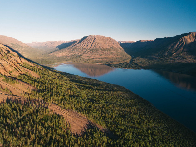 Обои картинки фото плато путорана, природа, пейзажи, озеро, горы, лес, россия, плато, путорана, сибирь