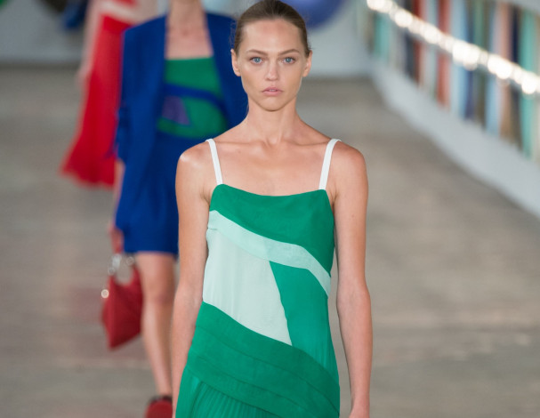 Обои картинки фото девушки, саша пивоварова, модель, наряд, подиум