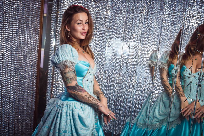 Обои картинки фото девушки, - блондинки,  светловолосые, golden, girls, ночной, клуб, модель