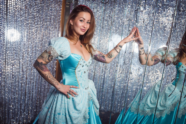 Обои картинки фото девушки, - блондинки,  светловолосые, golden, girls, ночной, клуб, модель