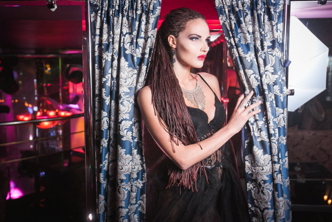 Обои картинки фото девушки, - брюнетки,  шатенки, golden, girls, ночной, клуб, модель