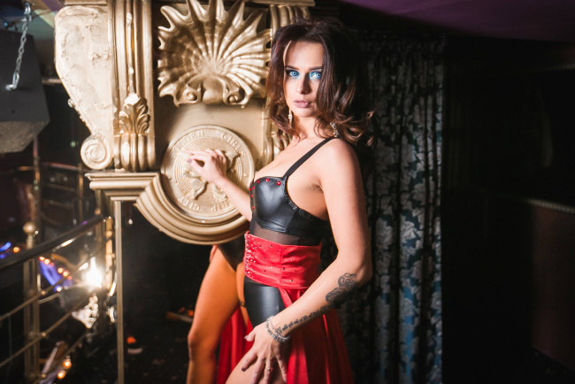 Обои картинки фото девушки, - брюнетки,  шатенки, golden, girls, ночной, клуб, модель