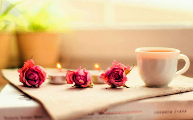 Обои картинки фото разное, посуда,  столовые приборы,  кухонная утварь, книга, салфетка, чашка, цветы, свечи