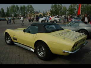 Картинка автомобили выставки уличные фото