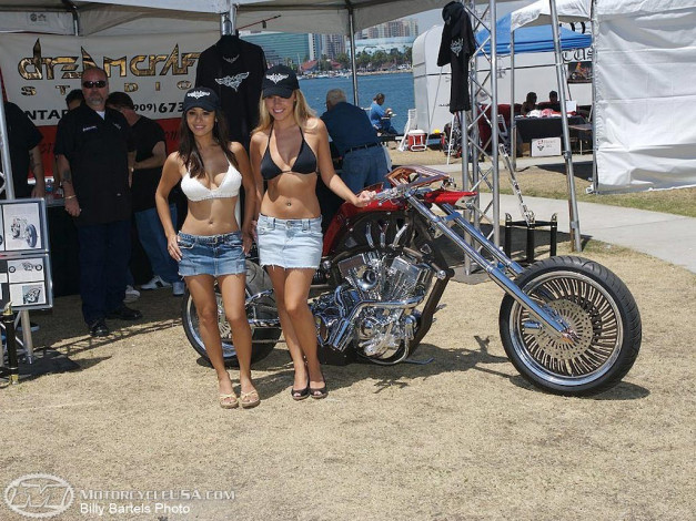 Обои картинки фото мотоциклы, мото, девушкой