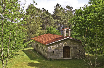 Картинка города католические соборы костелы аббатства деревья