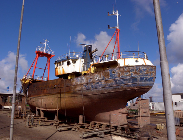 Обои картинки фото корабли, баркасы, буксиры, ржавый, остов