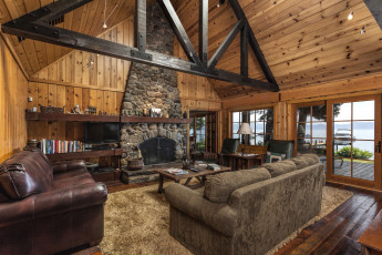 Картинка интерьер гостиная камин диваны