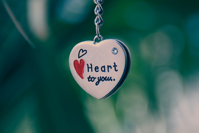 Обои картинки фото праздничные, день, св, валентина, сердечки, любовь, кулон, цепочка, сердце
