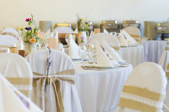 Картинка интерьер декор +отделка +сервировка цветы посуда праздник сервировка кафе