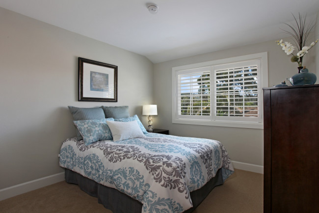 Обои картинки фото интерьер, спальня, цветок, постель, картина, дизайн, стиль, белье