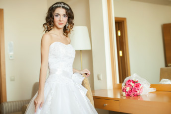 Картинка девушки -unsort+ брюнетки +шатенки улыбка зеркало невеста букет