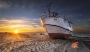 Картинка корабли баркасы+ +буксиры пляж отлив океан судно