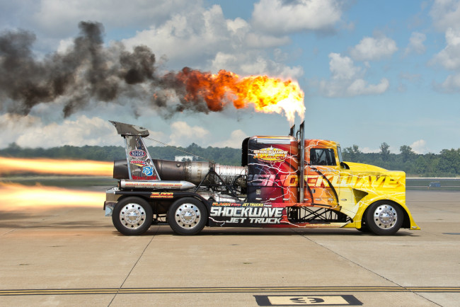 Обои картинки фото автомобили, грузовики, грузовик, авиадвигатель