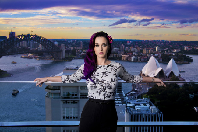 Обои картинки фото музыка, katy perry, кэти, перри, katy, perry, модель, певица, прическа, макияж, блузка, юбка, фотограф, kristian, dowling, город, сидней, река, мост, закат