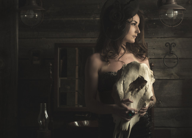 Обои картинки фото девушки, -unsort , креатив, шляпа, пирсинг, взгляд, лицо