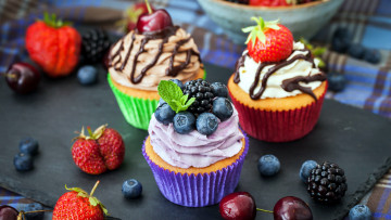 Картинка еда пирожные +кексы +печенье капкейки клубника ягоды кексы