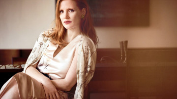 Картинка девушки jessica+chastain костюм рыжая актриса стол