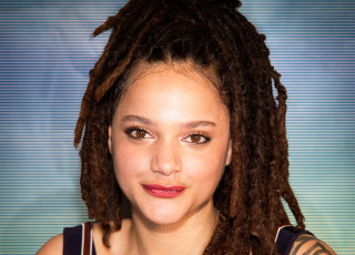Картинка девушки sasha+lane улыбка лицо шатенка дреды