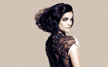 Картинка девушки jaimie+alexander платье спина бусы брюнетка