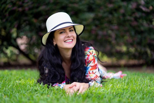 Обои картинки фото девушки, victoria bell, луг, трава, брюнетка, шляпа, улыбка