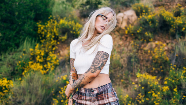 Обои картинки фото девушки, alysha nett, блондинка, очки, тату, топ