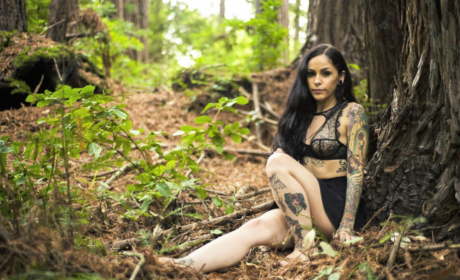 Обои картинки фото девушки, - брюнетки,  шатенки, брюнетка, белье, тату, юбка, лес