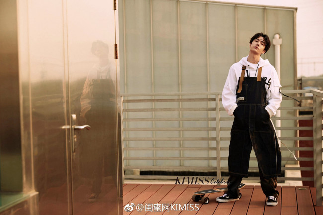 Обои картинки фото мужчины, wang yi bo, актер, танцор, толстовка, комбинезон