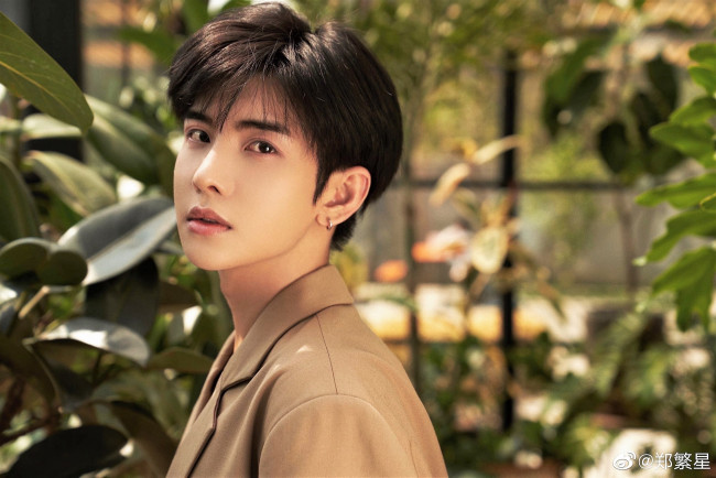 Обои картинки фото мужчины, zheng fan xing, актер, пиджак, сад