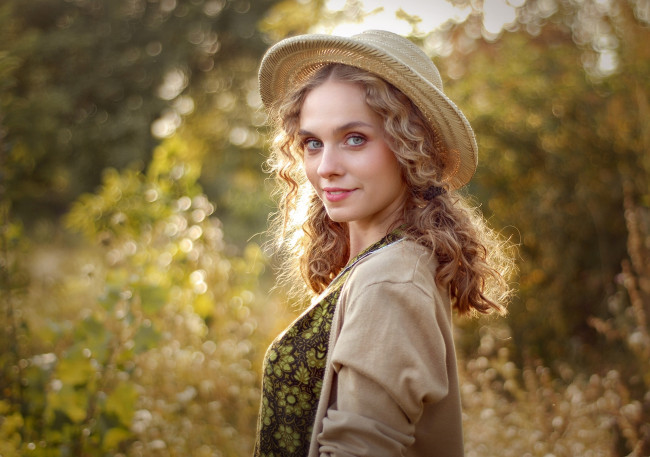 Обои картинки фото девушки, - блондинки,  светловолосые, шляпа, локоны, улыбка