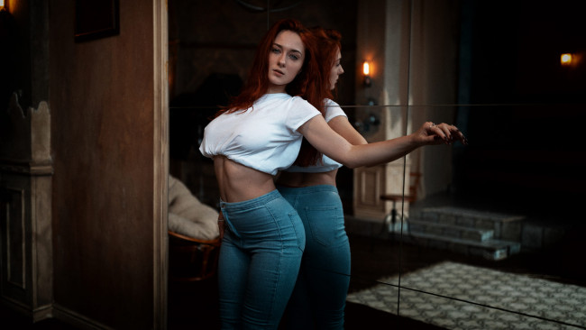 Обои картинки фото девушки, - рыжеволосые и разноцветные, рыжая, зеркало, отражение, соски, сквозь, одежду, джинсы, женщины, в, помещении, белая, футболка, живот, смотрит, на, зрителя, кольца