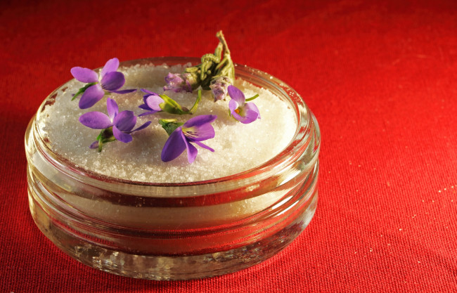 Обои картинки фото еда, разное, кристаллический, сахар, фиалки