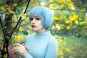Картинка девушки tenletters голубые волосы свитер дерево ветки осень