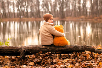 Картинка разное дети мальчик куртка шапка мишка бревно листья озеро деревья осень