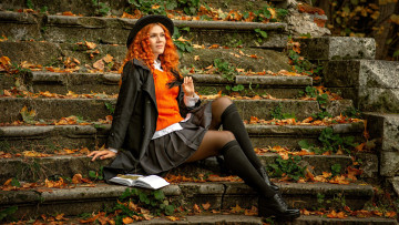 Картинка девушки -+рыжеволосые+и+разноцветные рыжая шляпа пальто юбка чулки ботинки ступени листья книга