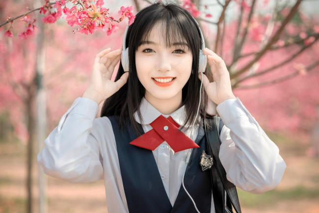 Обои картинки фото девушки, - азиатки, брюнетка, наушники, форма, сад, весна, цветение