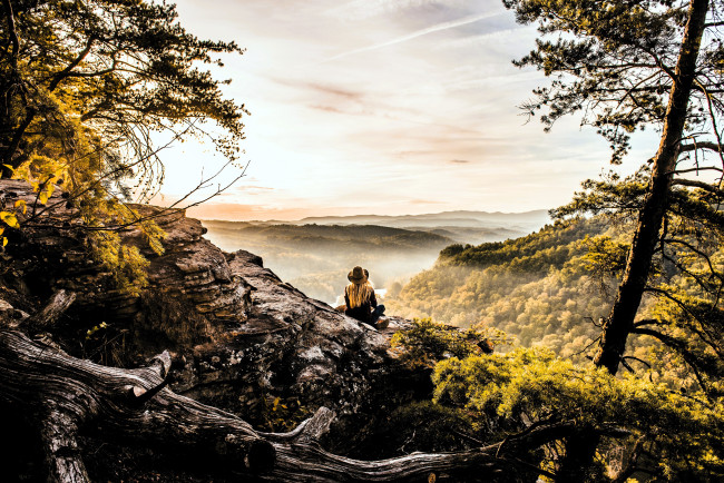 Обои картинки фото девушки, - блондинки,  светловолосые, блондинка, шляпа, природа, горы, осень, лес