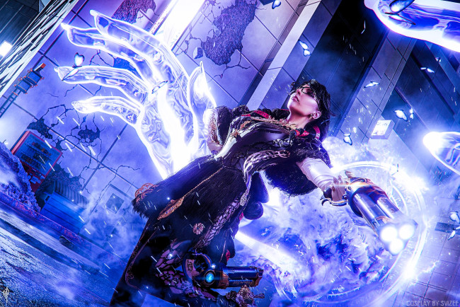Обои картинки фото svizee, девушки, - креатив,  косплей, образ, косплей, наряд, костюм, оружие, магия, здание, очки