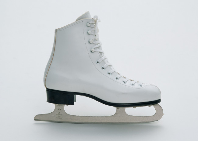 Обои картинки фото разное, одежда, обувь, текстиль, экипировка, коньки, ботинок, фон, серый