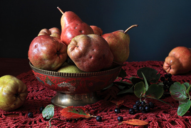 Обои картинки фото еда, груши, миска, аппетитный, ягоды, листья