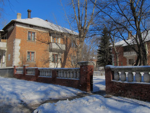 Картинка дворик+далекого+детства города -+здания +дома кирпичный дом зима оградаа тропинка