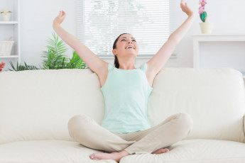 Картинка девушки -unsort+ брюнетки +шатенки радость диван улыбка брюки футболка